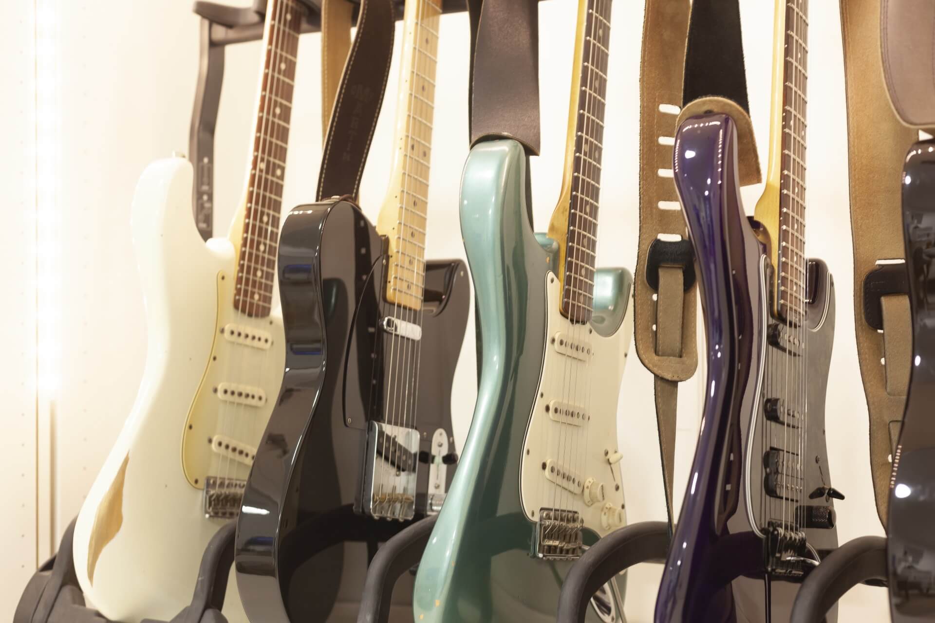 Korpusse verschiedener Stratocaster und Telecaster Modelle.